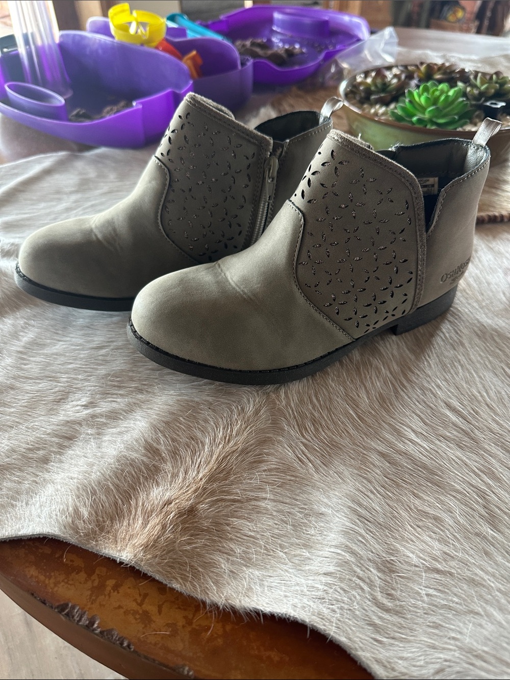 OshKosh girl’s booties size 2 kids